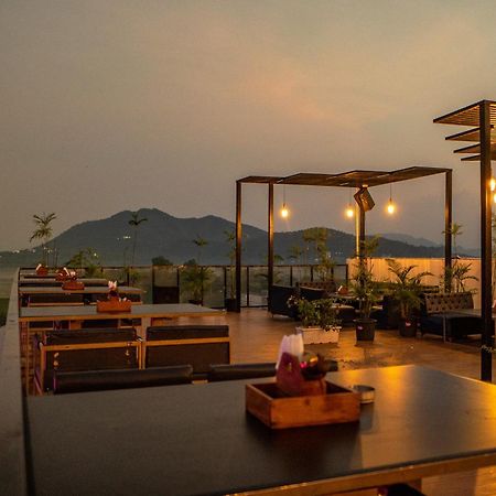 The Courtyard - Beyond Bar & Club Hotel Udaipur Bagian luar foto