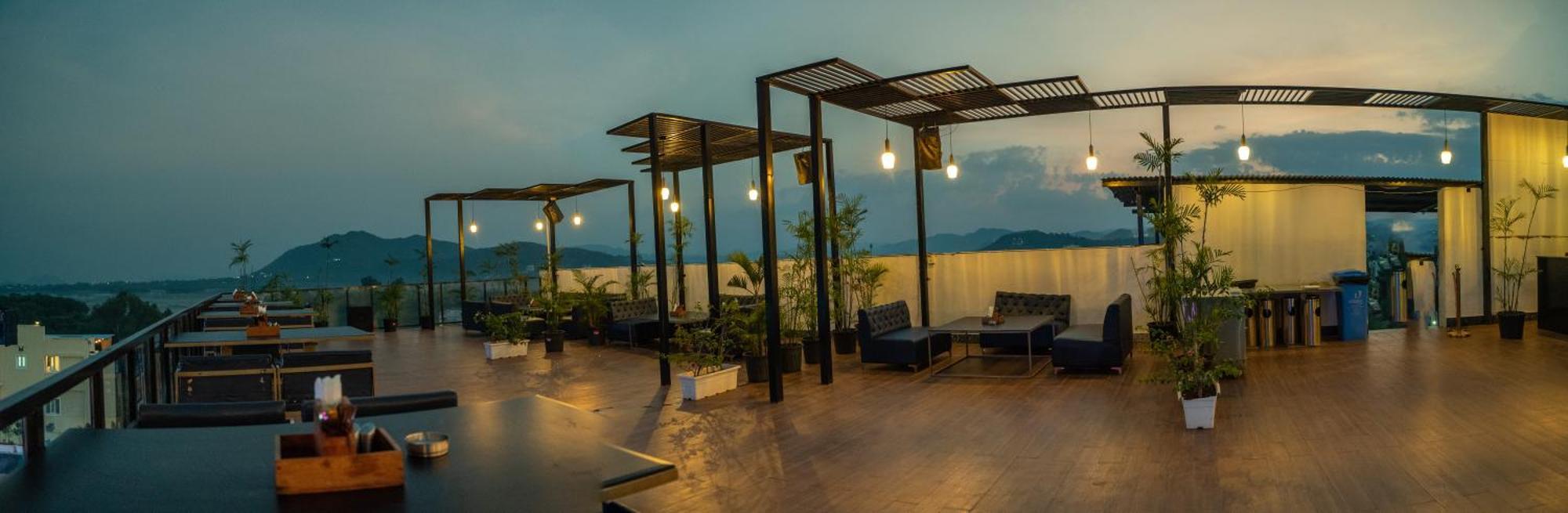 The Courtyard - Beyond Bar & Club Hotel Udaipur Bagian luar foto
