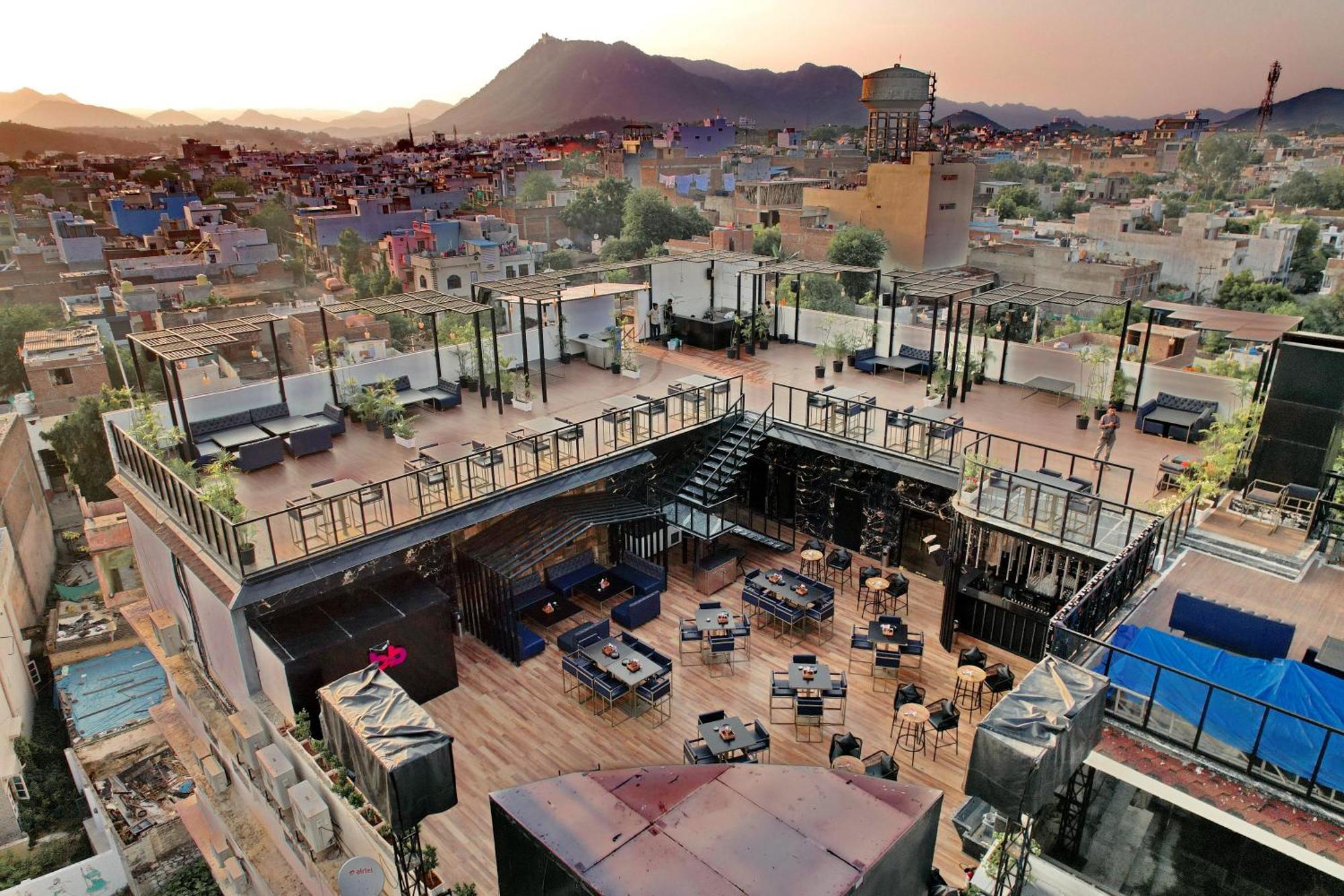 The Courtyard - Beyond Bar & Club Hotel Udaipur Bagian luar foto