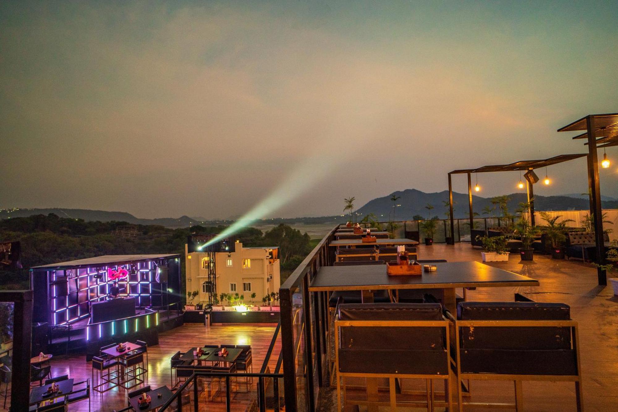 The Courtyard - Beyond Bar & Club Hotel Udaipur Bagian luar foto