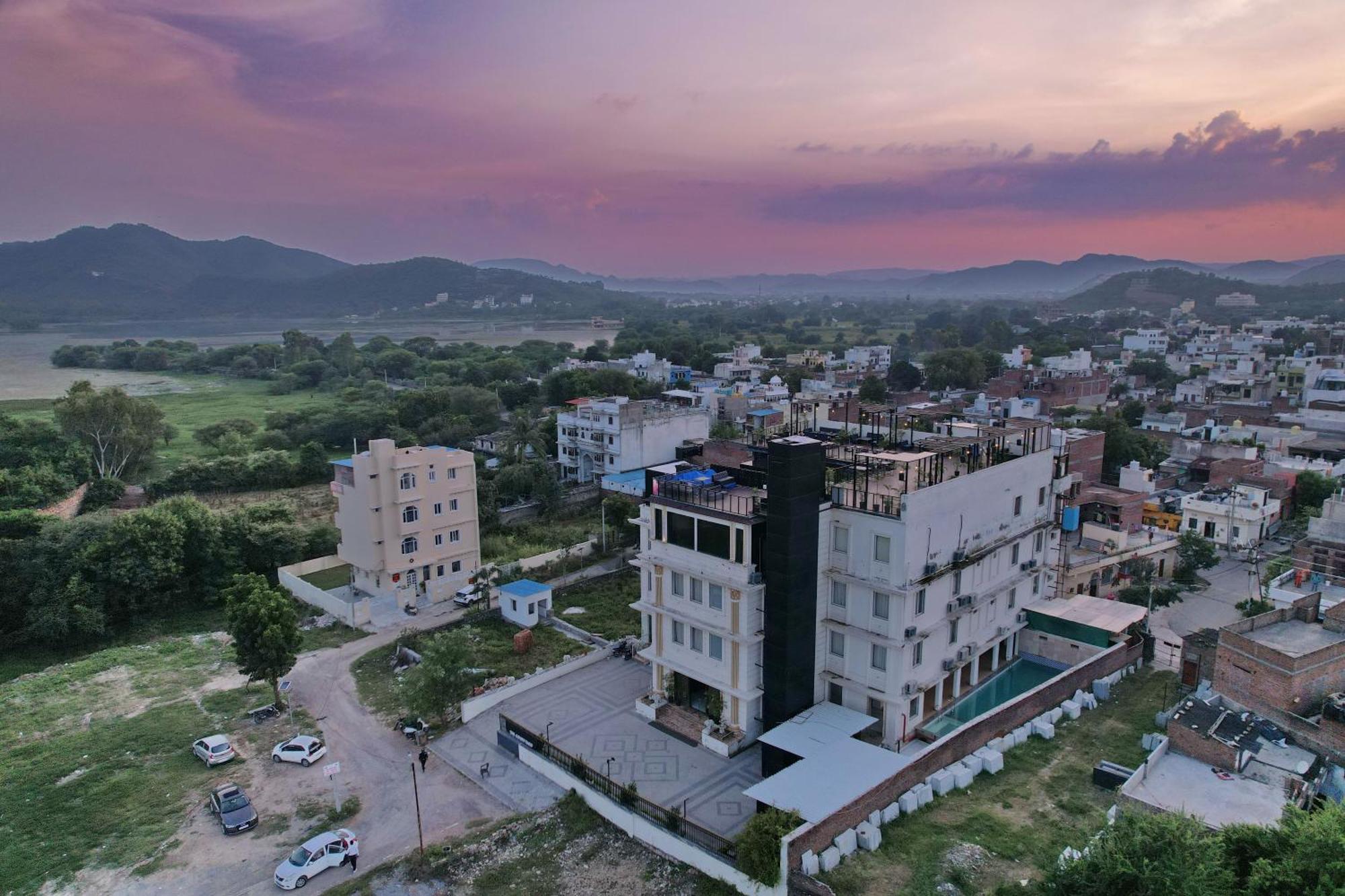 The Courtyard - Beyond Bar & Club Hotel Udaipur Bagian luar foto