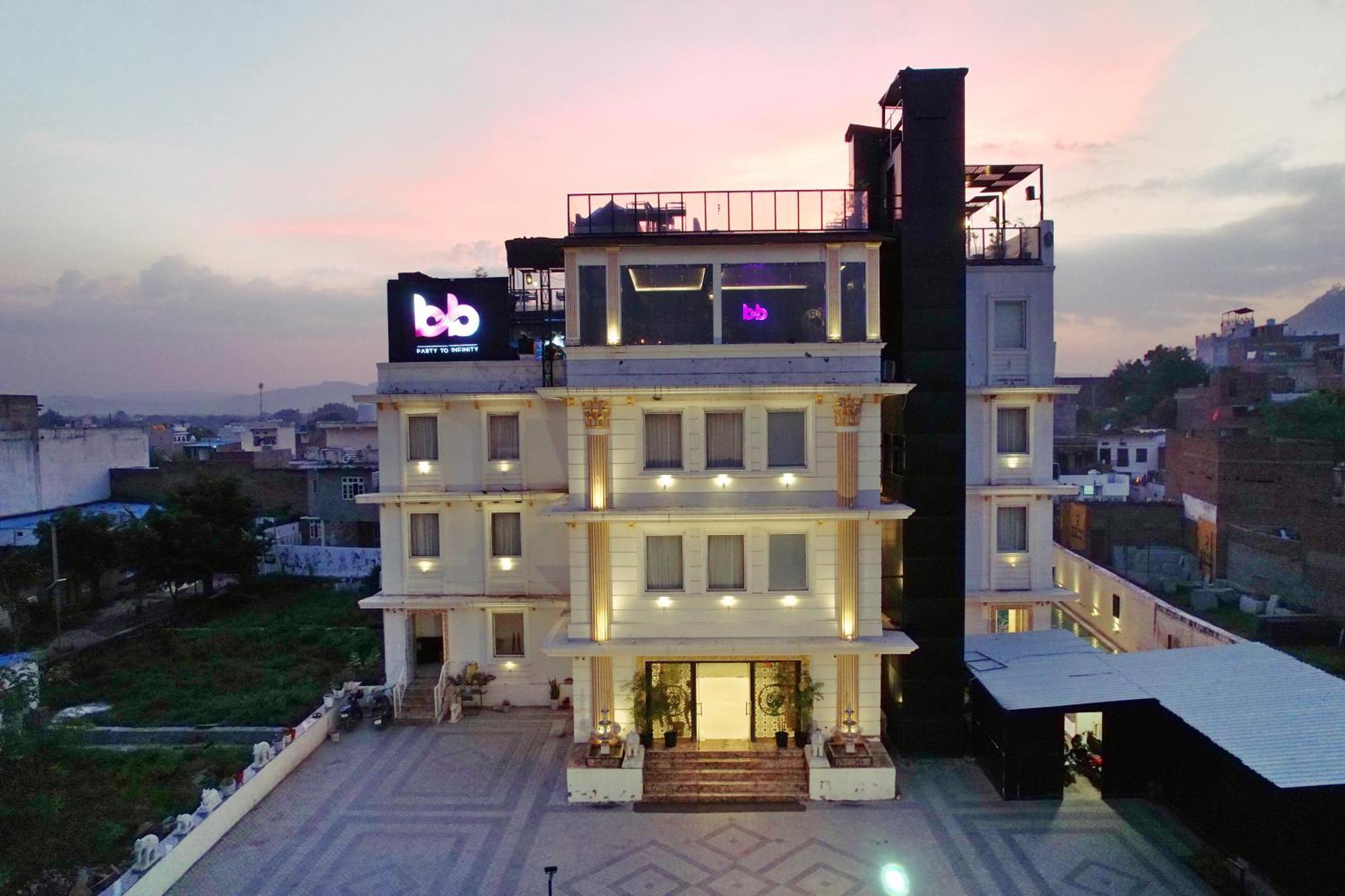 The Courtyard - Beyond Bar & Club Hotel Udaipur Bagian luar foto