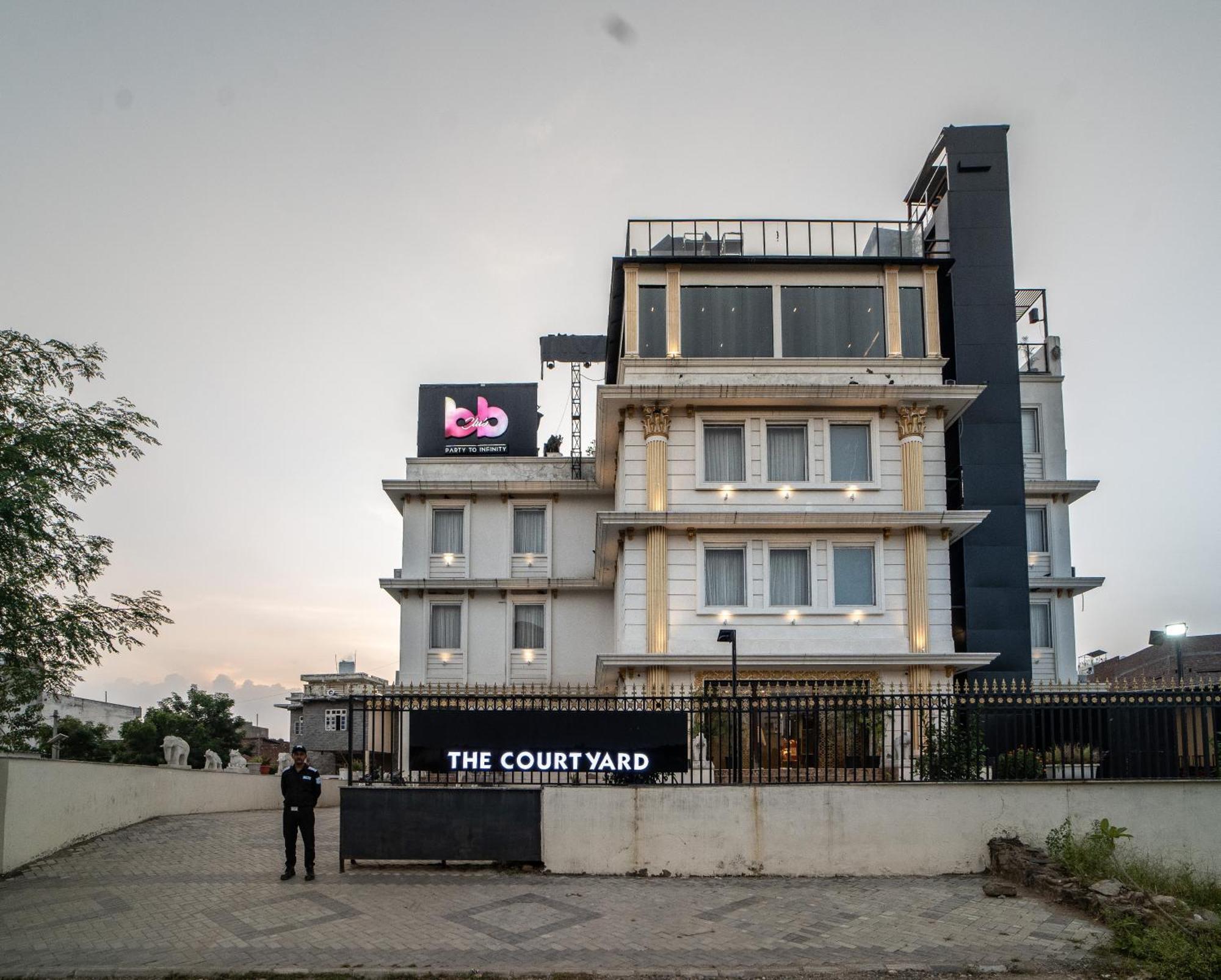 The Courtyard - Beyond Bar & Club Hotel Udaipur Bagian luar foto
