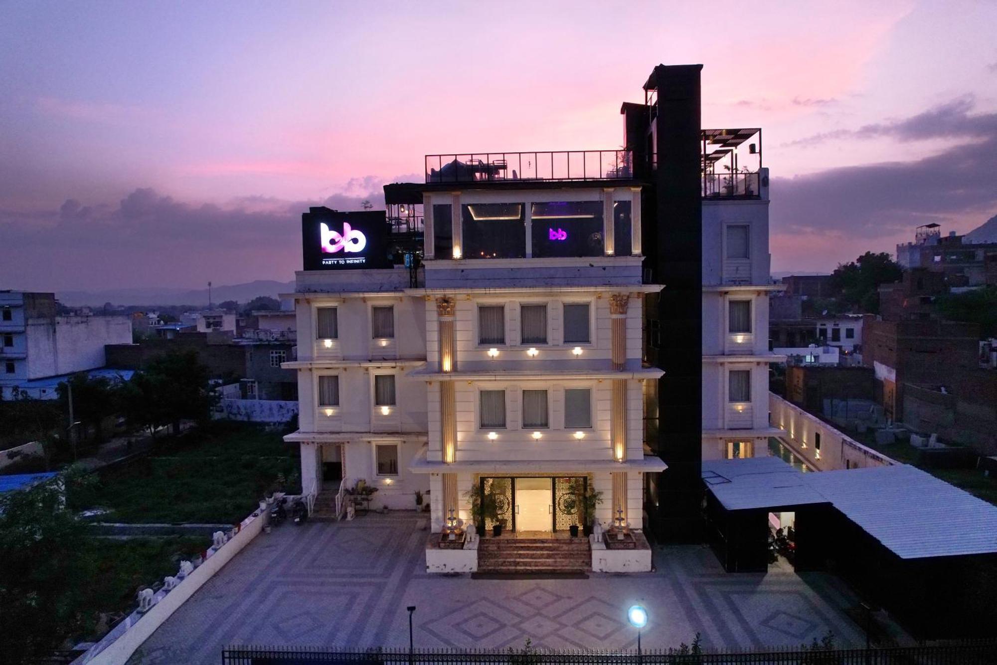 The Courtyard - Beyond Bar & Club Hotel Udaipur Bagian luar foto