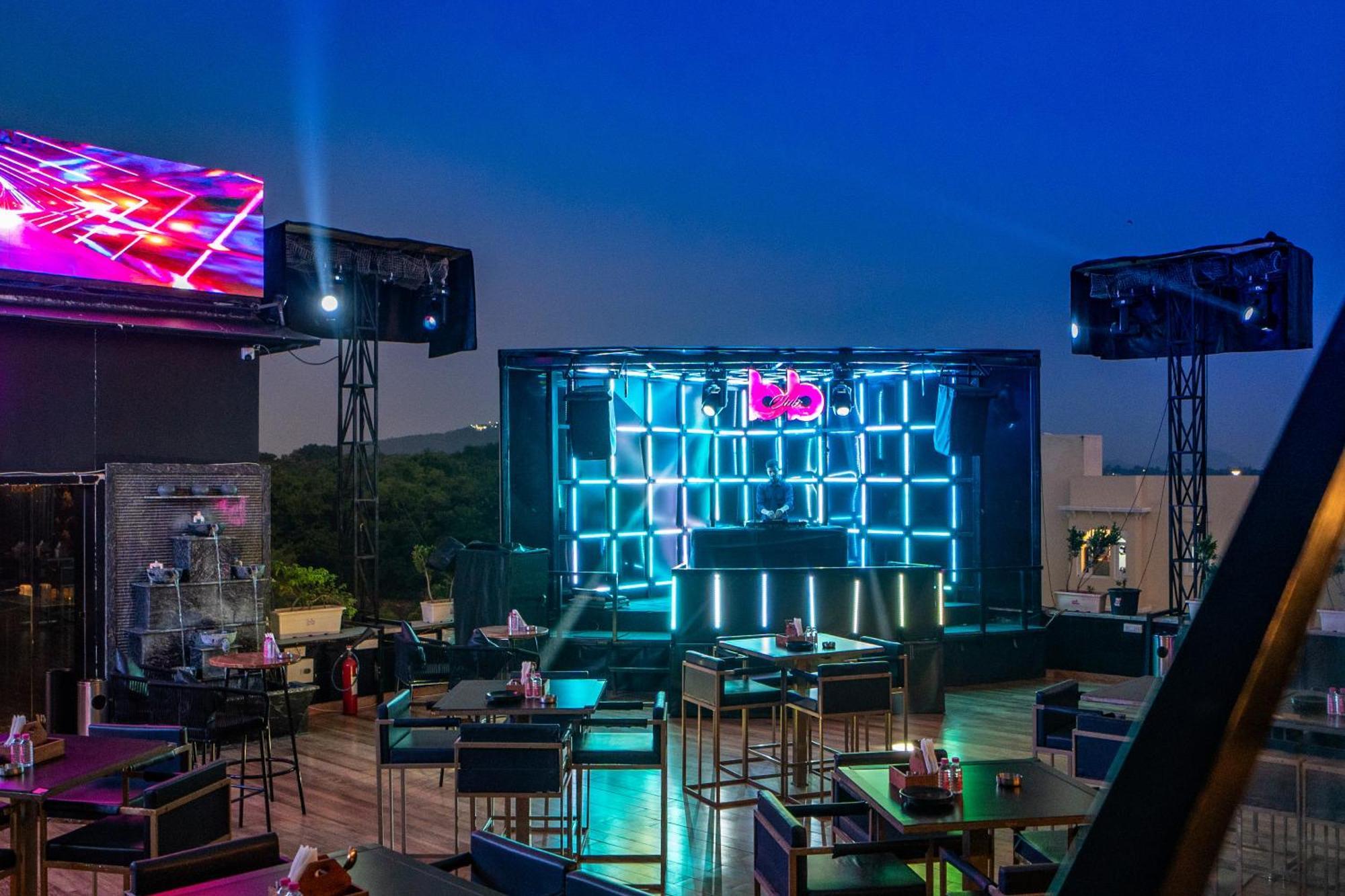The Courtyard - Beyond Bar & Club Hotel Udaipur Bagian luar foto