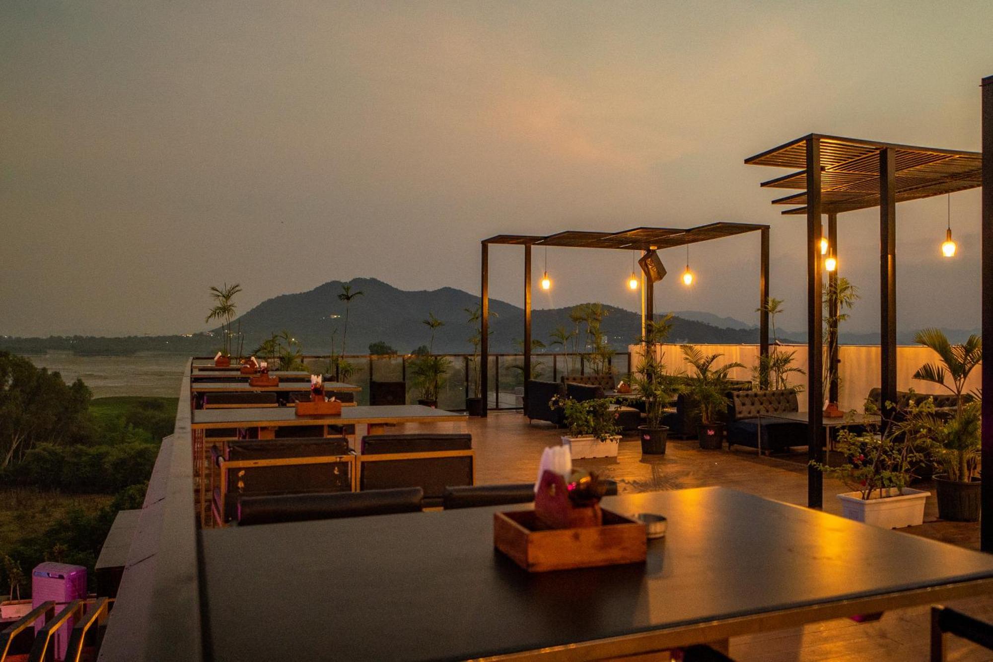 The Courtyard - Beyond Bar & Club Hotel Udaipur Bagian luar foto